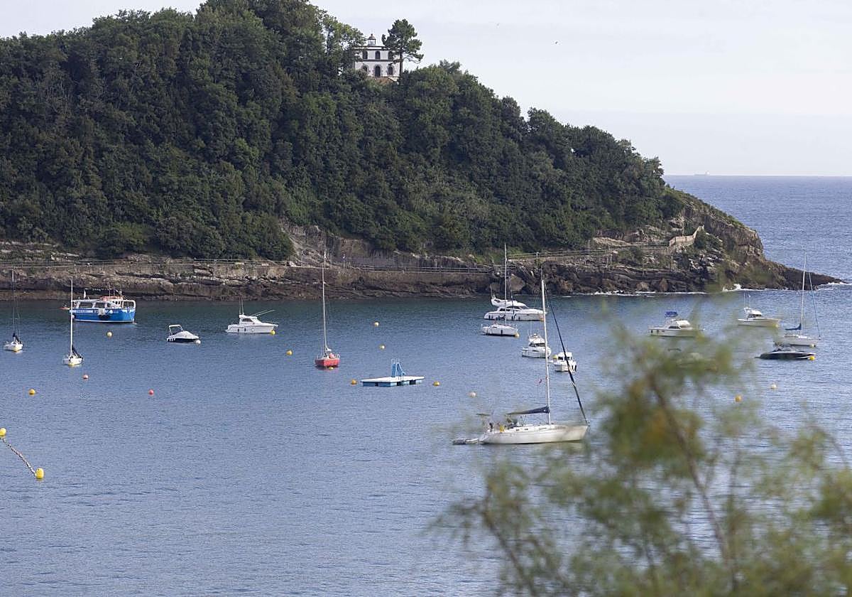Desplazan dos gabarrones de La Concha por la llegada de un temporal