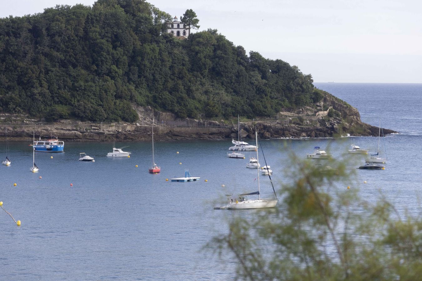 Desplazan dos gabarrones de La Concha por la llegada de un temporal
