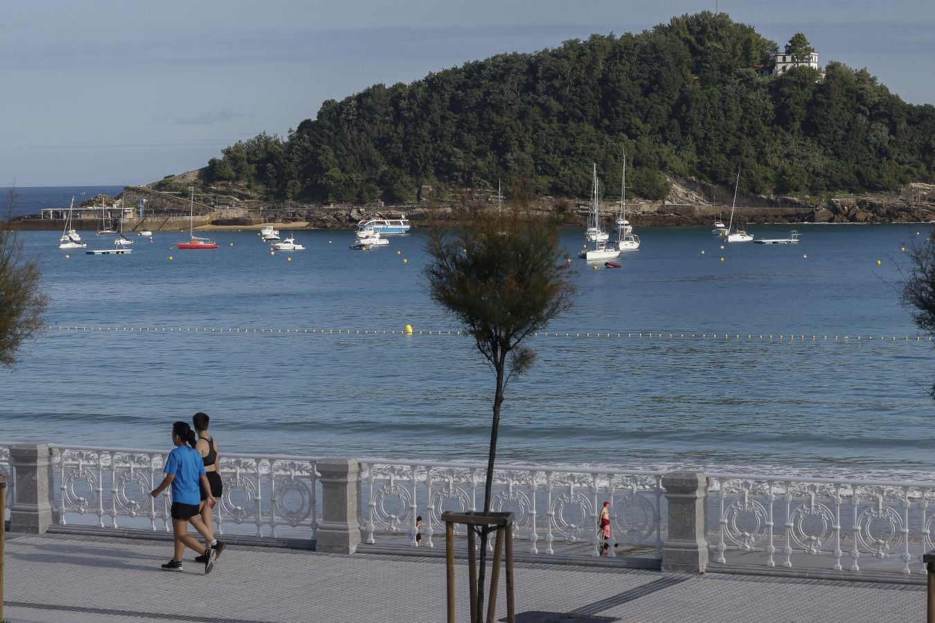 Desplazan dos gabarrones de La Concha por la llegada de un temporal