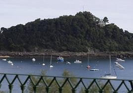 Dos de los gabarrones de La Concha se han trasladado al fondeadero de la isla para evitar que el oleaje los arrastre.