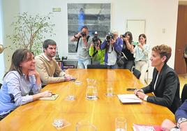 Begoña Alfaro y Carlos Guzman de Contigo Zurekin en una reunión con los socialistas María Chivite y Ramón Alzórriz.