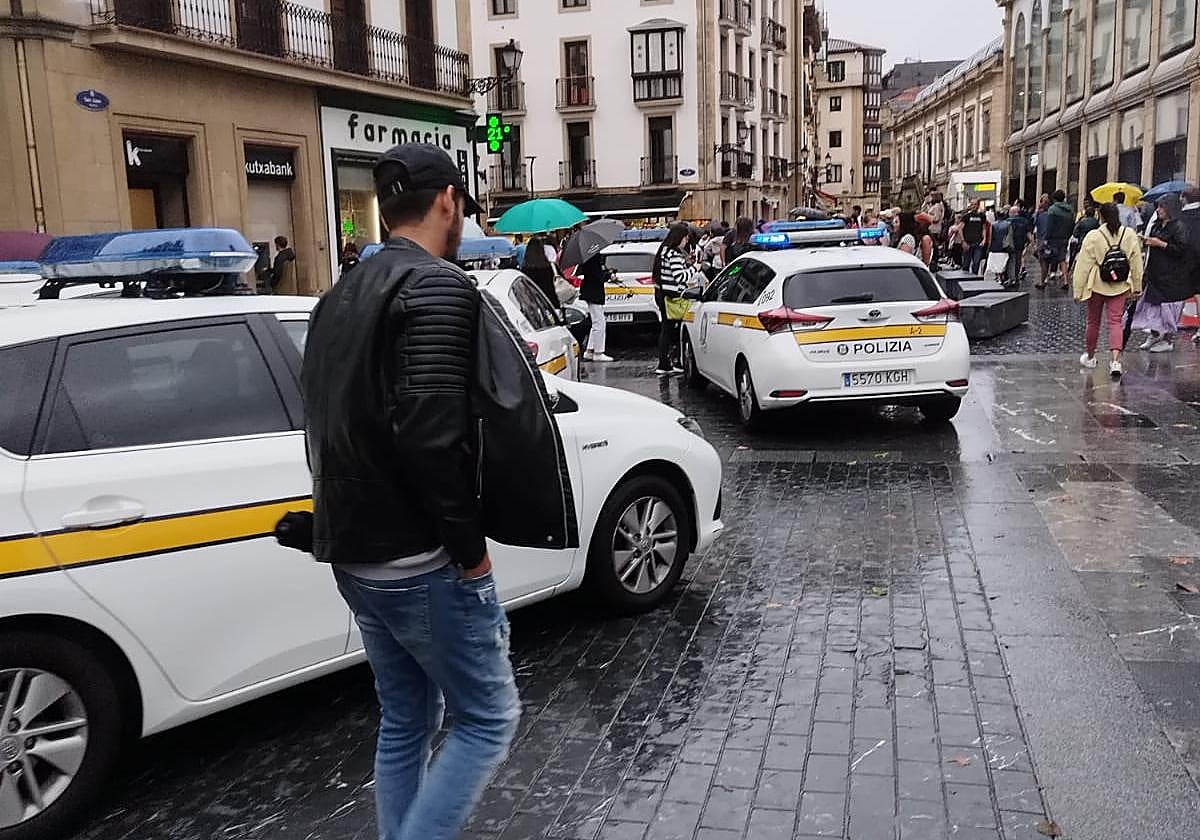 Fuerte intervención policial en Donostia por una pelea entre cuatro personas.