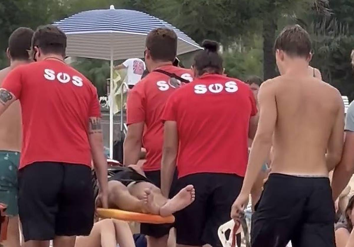Rescatan a un joven de 18 años con una posible lesión medular tras un golpe con una ola en Ondarreta