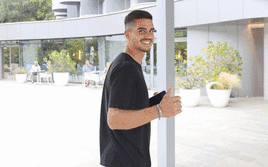 André Silva posa sonriente en la entrada del Costa Vasca.