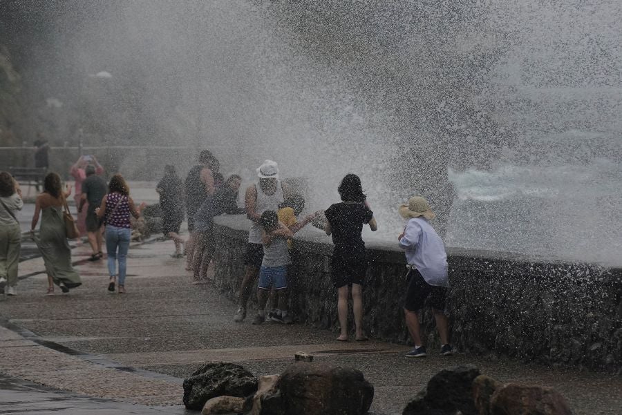 Fuerte oleaje en el Paseo Nuevo