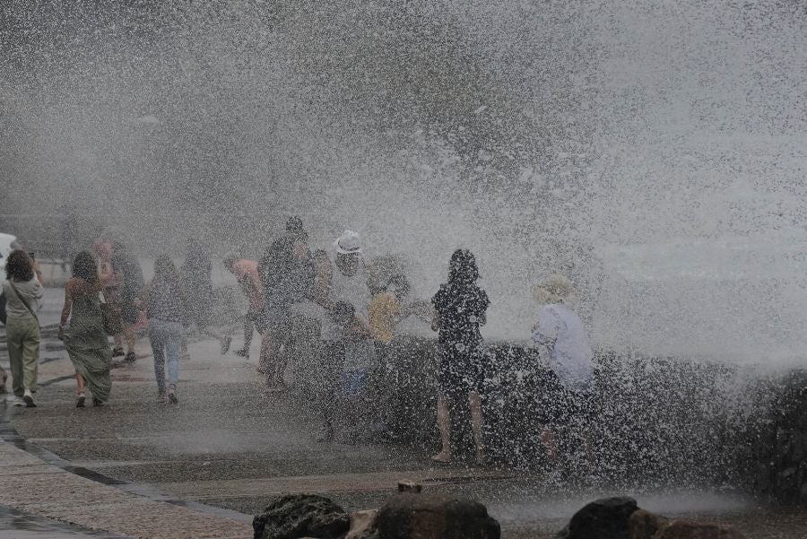 Fuerte oleaje en el Paseo Nuevo