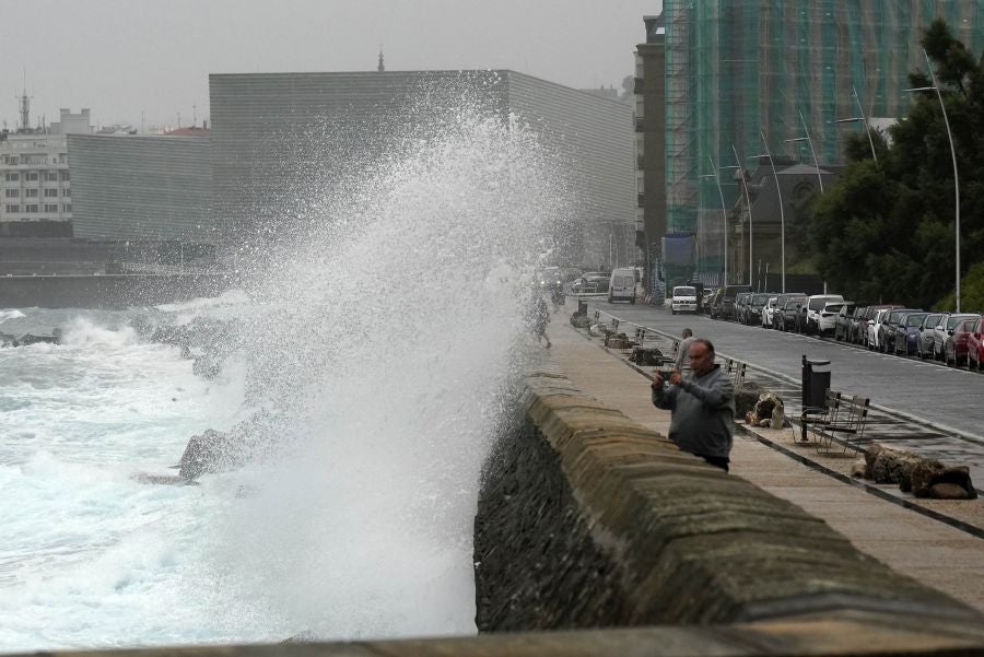 Fuerte oleaje en el Paseo Nuevo