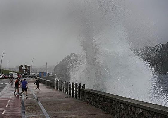 Fuerte oleaje en el Paseo Nuevo