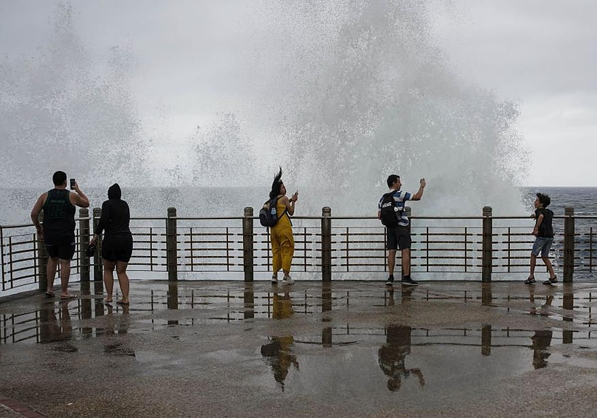 Fuerte oleaje en el Paseo Nuevo