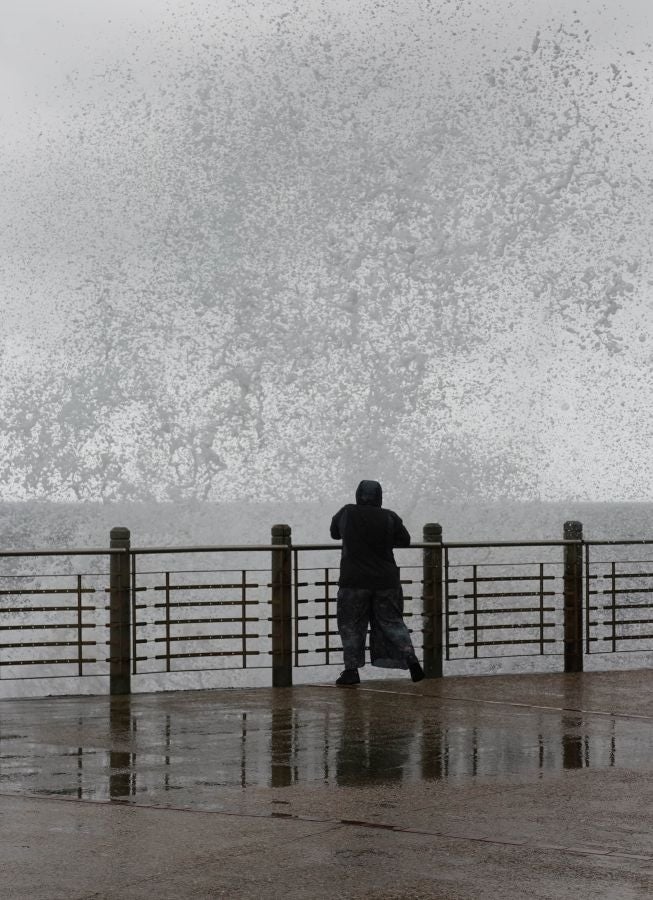 Fuerte oleaje en el Paseo Nuevo