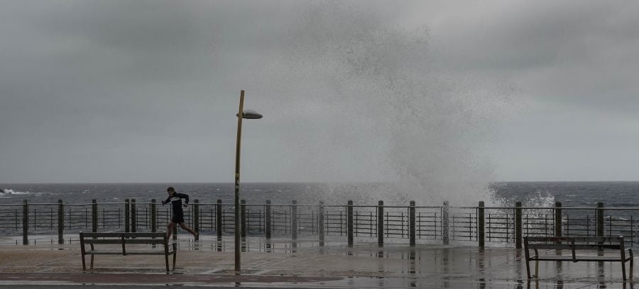 Fuerte oleaje en el Paseo Nuevo