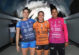 Emma Boada, Esther Arrojeria y Alice Fernandes Silva posan este jueves con las nuevas equipaciones de la temporada.