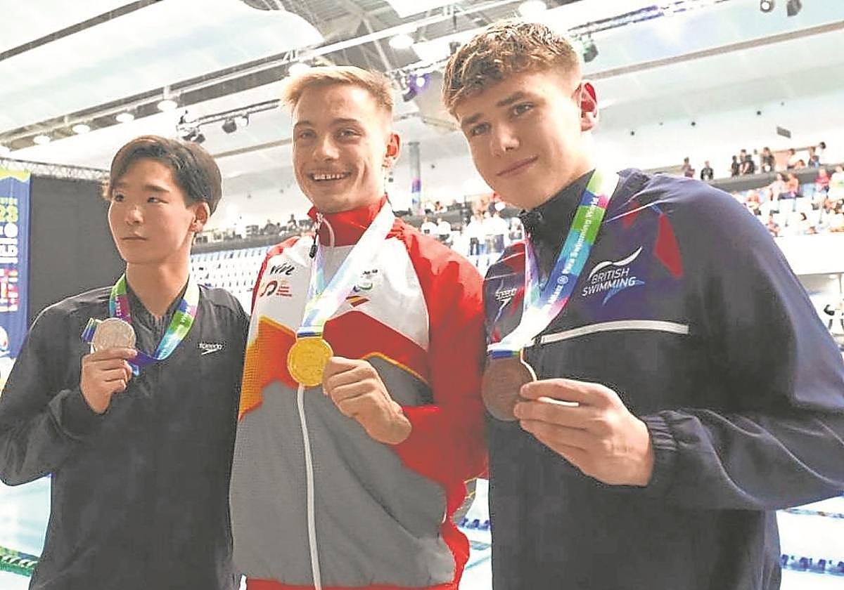 Iñigo Llopis celebra en el podio su medalla de oro en los 100 metros espalda S8.