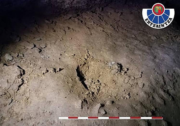 Imagen principal - Investigado un vecino de Arrasate por los daños ocasionados en la cueva de Lezetxiki