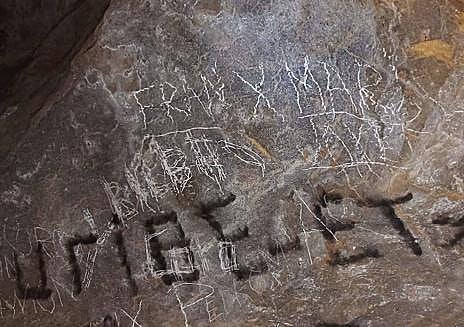 Imagen secundaria 1 - Investigado un vecino de Arrasate por los daños ocasionados en la cueva de Lezetxiki