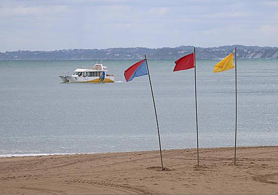 Las tres banderas colocadas este viernes en la playa de Hondarribia.