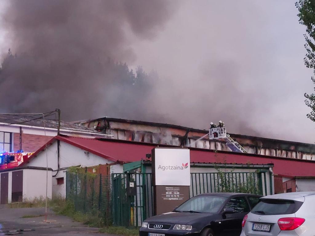 Fuego en los almácenes de Huevos Gorrotxategi en Idiazabal