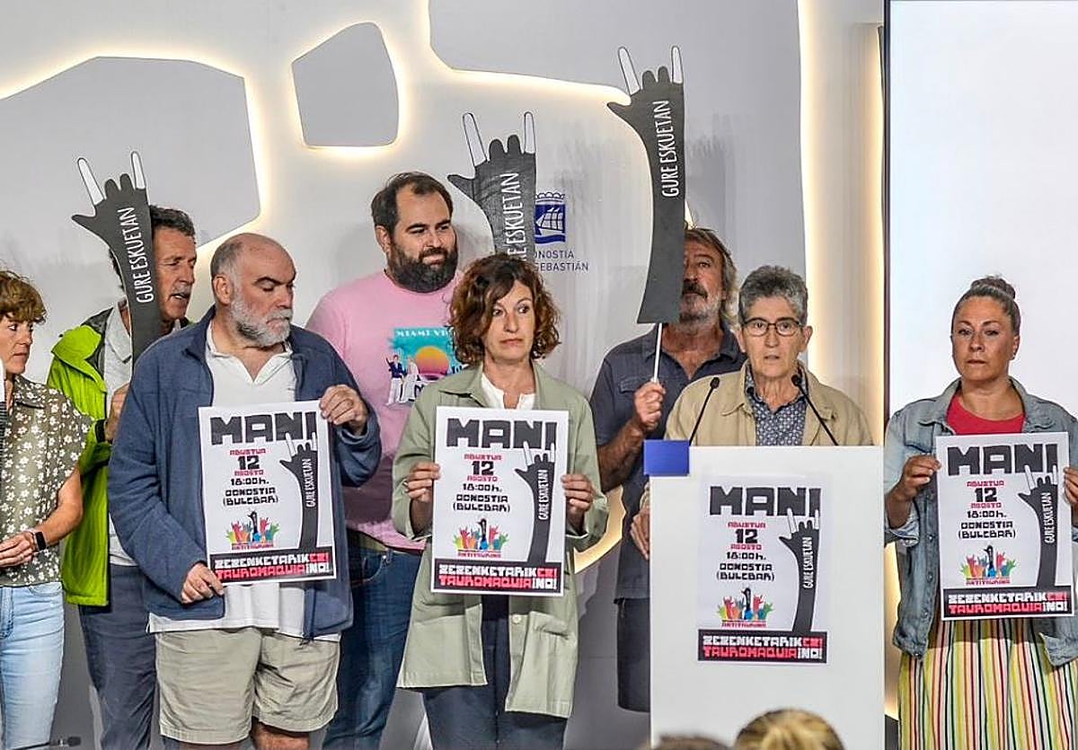 La rueda de la prensa de la Plataforma Antitaurina de Gipuzkoa, este viernes en el Ayuntamiento de San Sebastián.