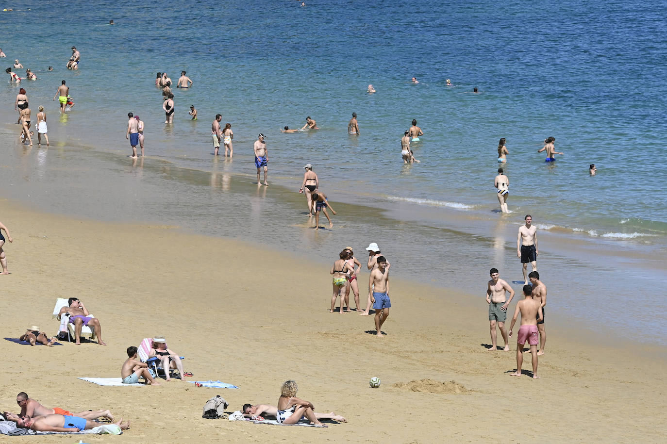 Jornada soleada en las playas guipuzcoanas