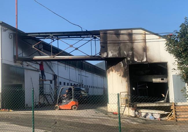 Trabajadores quitando chapas quemadas este sábado en las instalaciones de la empresa avícola.