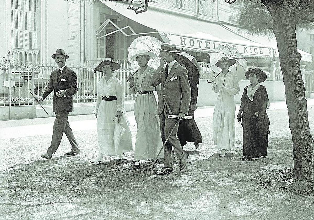 Gente elegante paseando por La Concha.