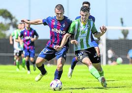 El armero Hodei Arrillaga pugna por un balón con Jorrín.