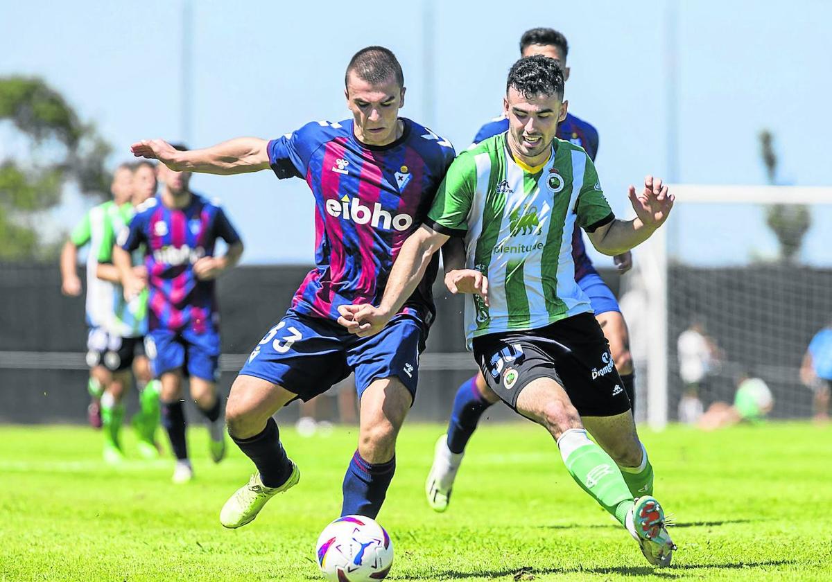 El armero Hodei Arrillaga pugna por un balón con Jorrín.