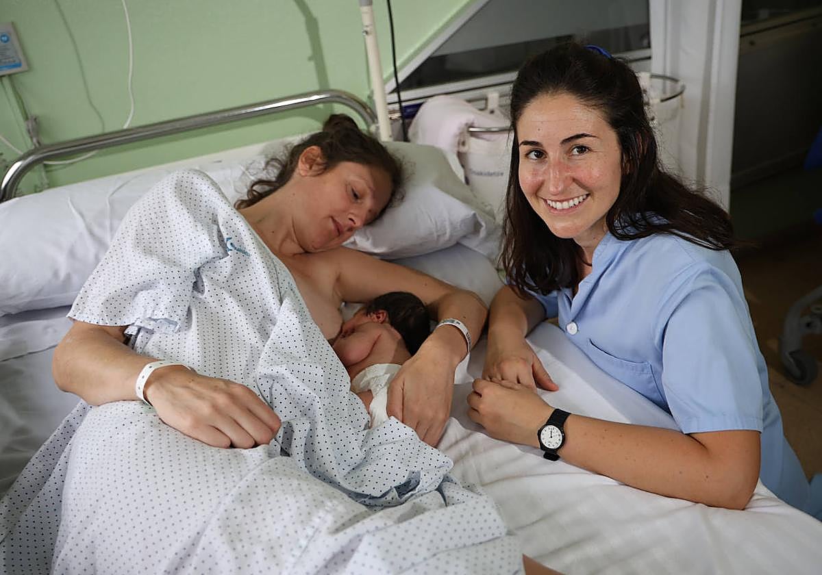 La matrona Maddi Esnaola, junto a una mujer y su hijo recién nacido en el Hospital Donostia.