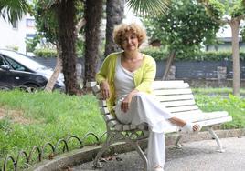 Pilar Garrido posa en el exterior de la sede que Podemos tiene en el barrio donostiarra de Gros.
