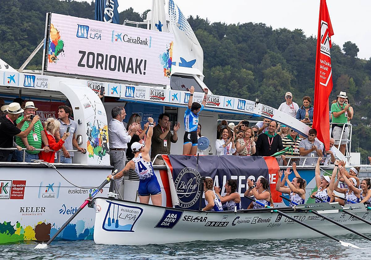 Andrea Astudillo levanta los brazos mientras las remeras de la Lugañene celebran una victoria que supone más que una bandera.