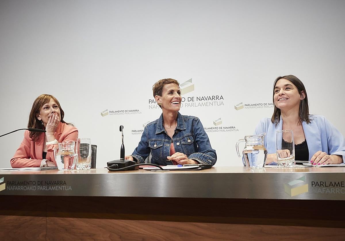 Uxue Barkos, María Chivite y Begoña Alfaro muestran su satisfacción en la rueda de prensa en la que presentaron el acuerdo del tripartito.