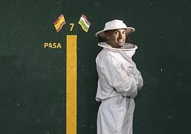 Víctor, en el frontón de Ezcaray con el traje de apicultor, su nuevo oficio.