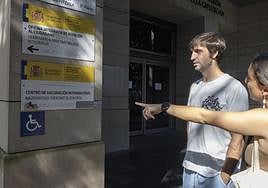 Ander y Jone, frente a la entrada del centro de vacunación internacional.