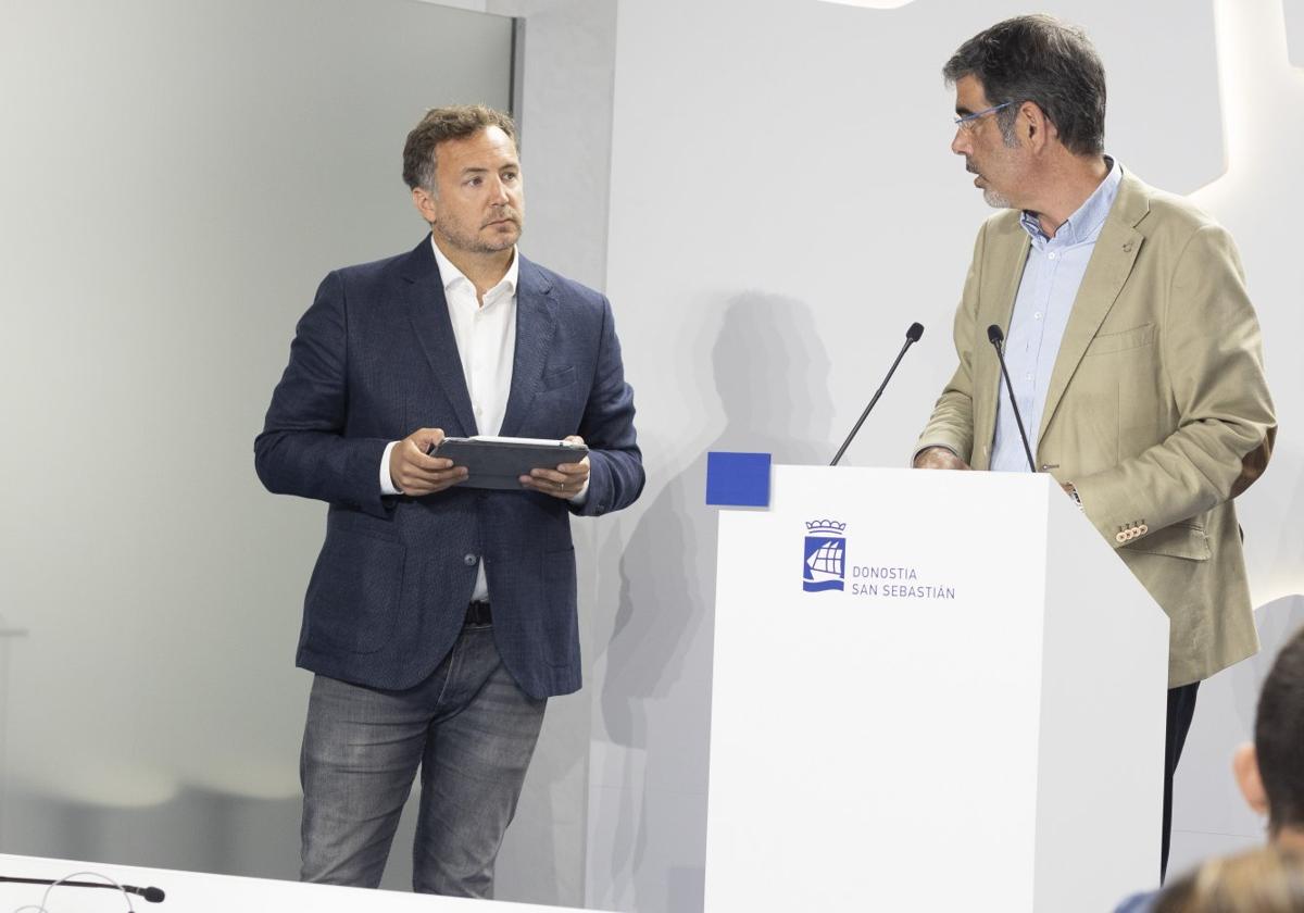 El concejal Kerman Orbegozo y el alcalde, Eneko Goia, durante la presentación de las ordenanzas fiscales.