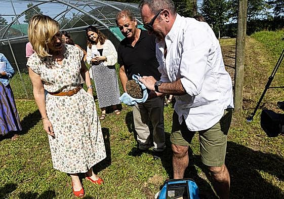 Basabizi. Momento de la liberación del erizo, que es sostenidocon un pañuelo por uno de los responsables del centro ante ladiputada general de Gipuzkoa, Eider Mendoza.