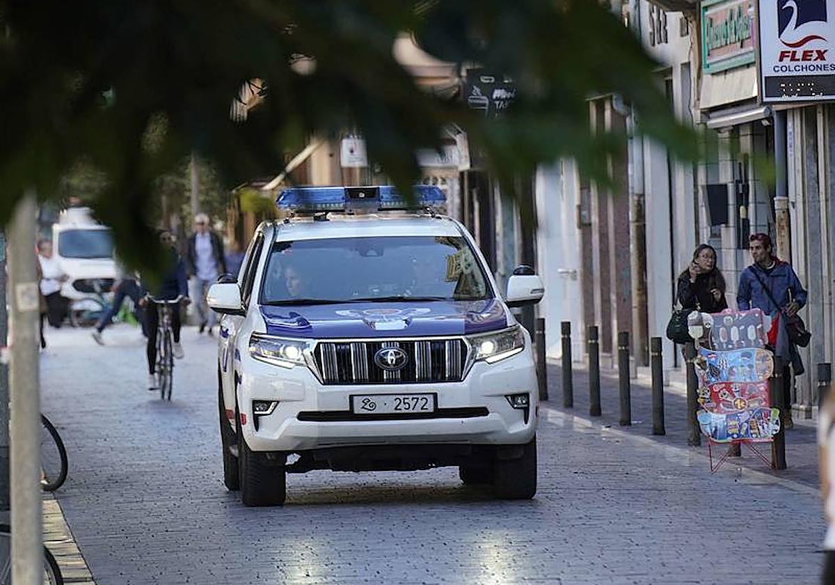Un coche de la Ertzaintza patrulla por San Sebastián.