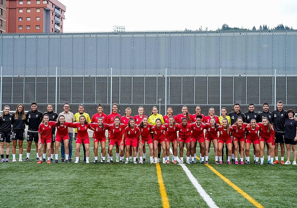 La plantilla posa junto al cuerpo técnico el primer día dela pretemporada.