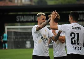 Oyarzun celebra con Córdoba un gol en uno de los amistosos de la pretemporada.