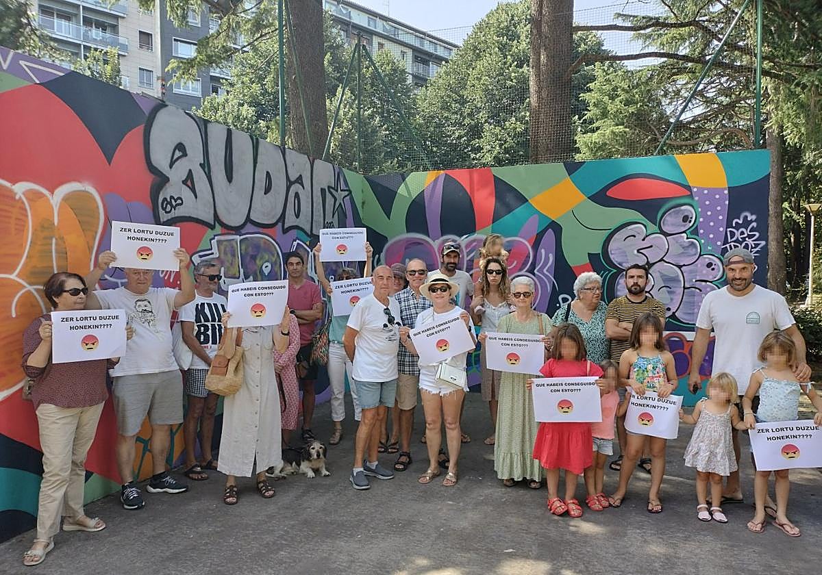 Vecinos de Amara protestan por los grafitis en el frontón.