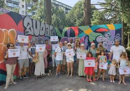 Vecinos de Amara protestan por los grafitis en el frontón.