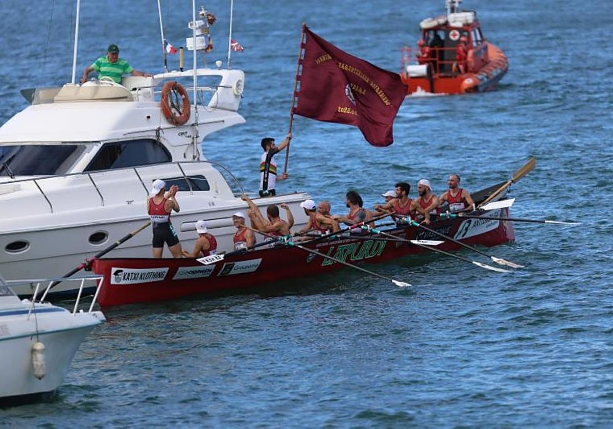 La tripulación de Lapurdi celebra su triunfo en Hondarribia el pasado fin de semana.