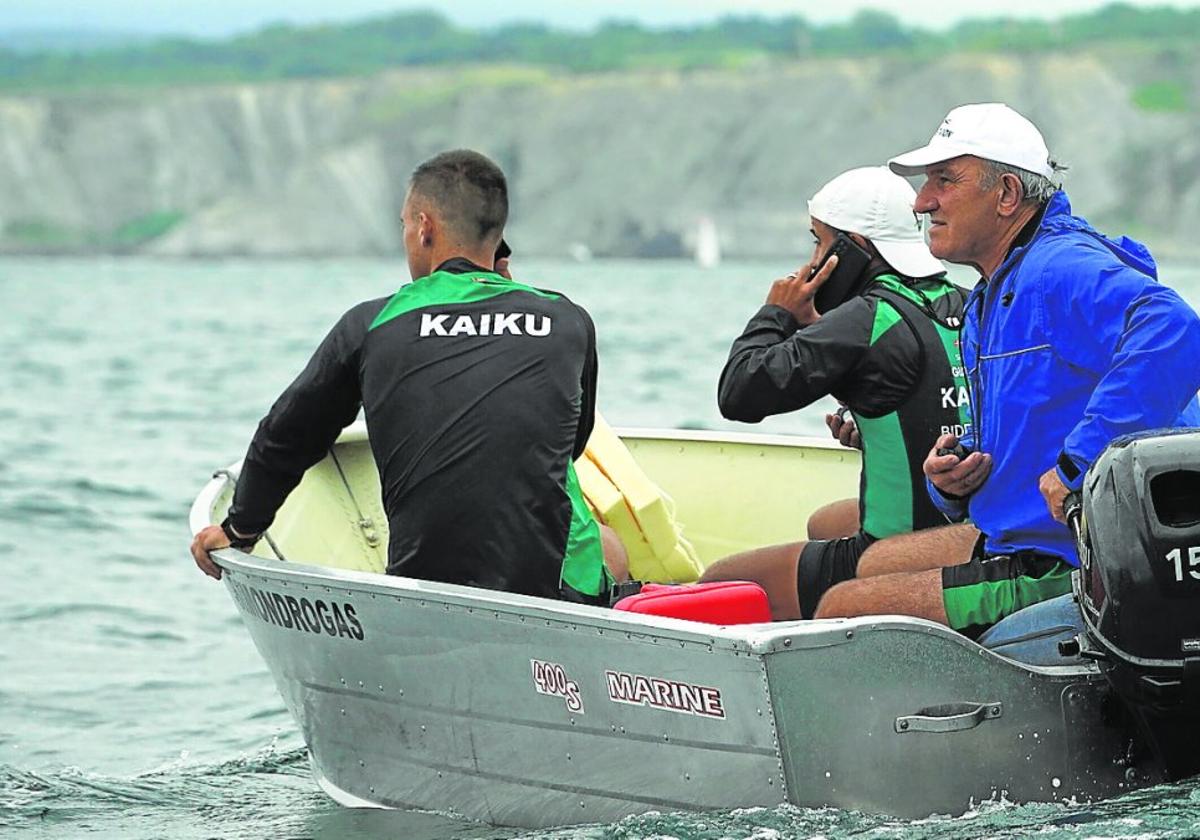 José Luis Korta, en la zodiac de Kaiku, durante una regata de la Liga San Miguel.