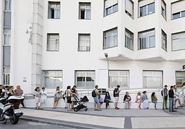 El Hospital Donostia volvió a vivir largas colas de sanitarios.