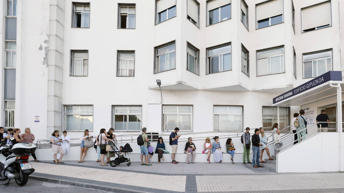 El Hospital Donostia volvió a vivir largas colas de sanitarios.