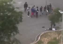 Dos grupos juveniles organizados protagonizaron ayer una pelea junto a Tabakalera, en Donostia.