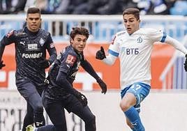 Arsen Zakharyan se escapa con el balón conducido de dos rivales.