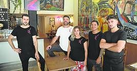 El juvenil equipo del Xiri, listo para hacer disfrutar a sus comensales.