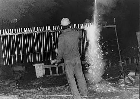 Imagen secundaria 1 - Varios momentos de operarios trabajando en 1986 y 1988.