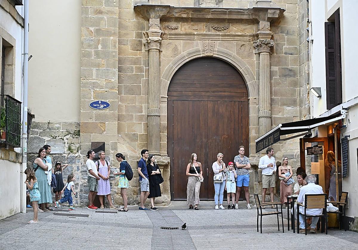Gente esperando en la calle para ser atendida en La Cuchara de San Telmo de la Parte Vieja donostiarra.