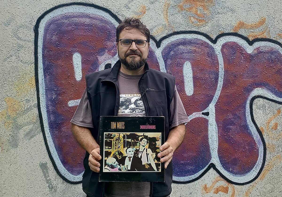 El músico beratarra posa con el vinilo de Tom Waits, el octavo álbum del estadounidense.